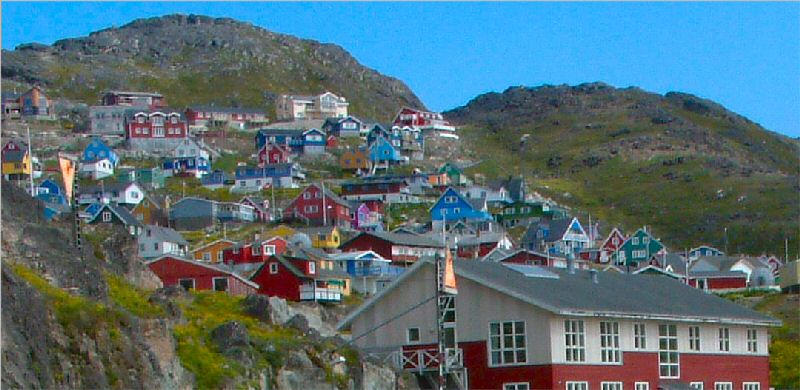 Qaqortoq: Houses on the hillside