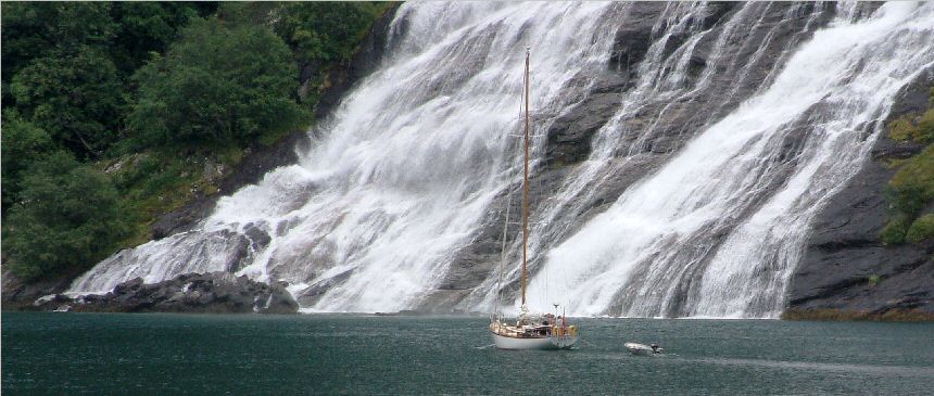 Geirangerfjorden: Friaren with boat at foot of falls