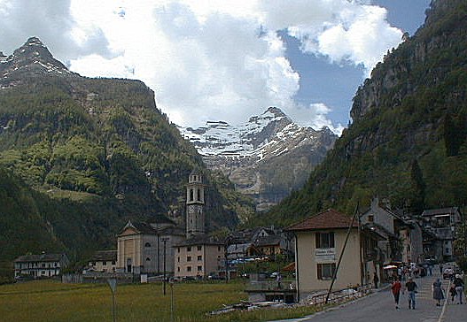 Sonogno: approaching the village